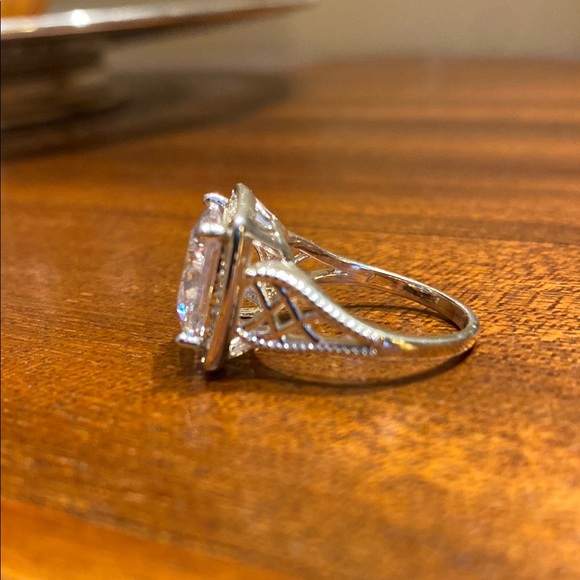 Elegant Silver Women's Ring with Clear Gemstone - Picture 3 of 6